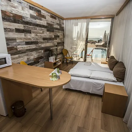 Exclusive - Adults Only 5*